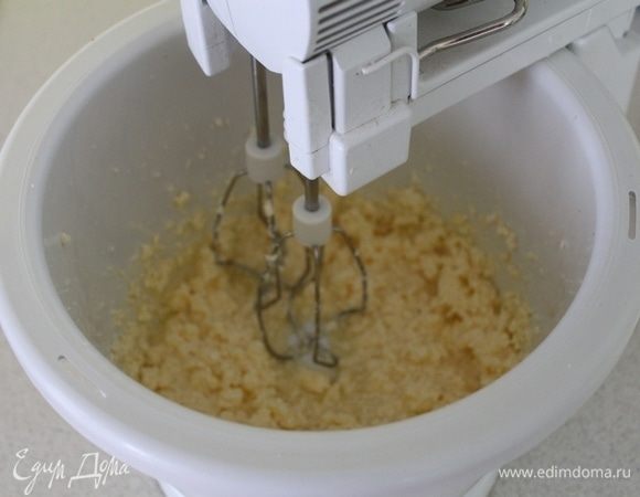 Для теста взбить сливочное масло с сахаром, добавить яйцо, снова взбить. Затем добавить все остальные составляющие.