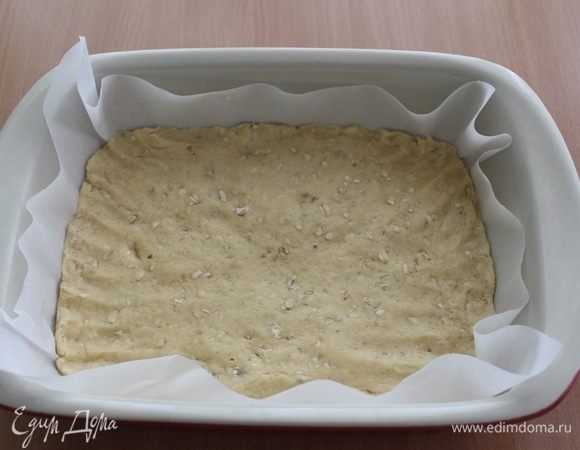 Распределить тесто руками в форму 20 на 30 см.