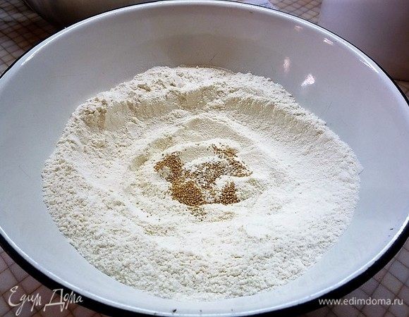 Для теста в чашку всыпаем просеянную муку, добавляем соль, сахар и сухие дрожжи.