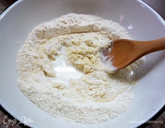 Понемногу добавляем теплое молоко и хорошо перемешиваем.