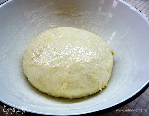 Замешиваем эластичное тесто, формируем шар, смазываем растительным маслом, накрываем кухонным полотенцем и оставляем на 20 минут.