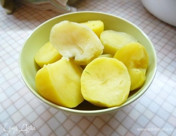 Для начинки картофель очищаем, отвариваем, остужаем и натираем на крупной терке. Сыр так же натираем на крупной терке.