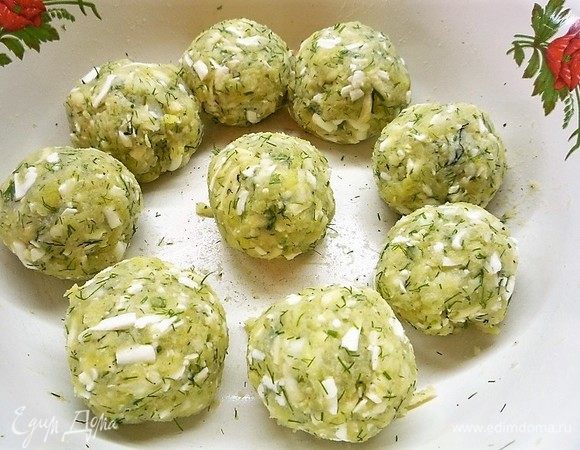 Из получившейся сырно-картофельной массы скатываем шарики.