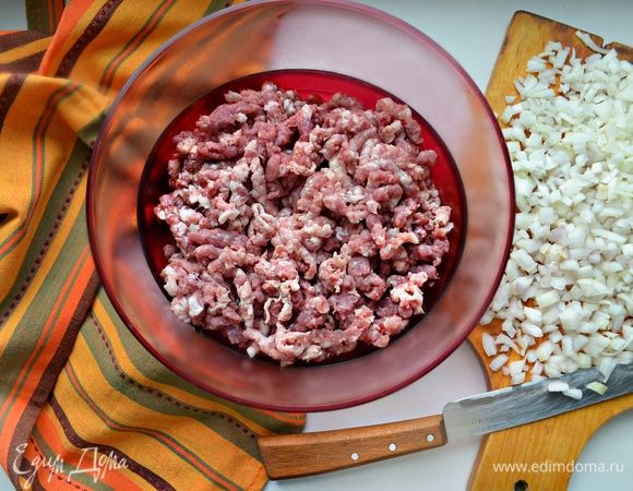 Лучше порубить мясо тяжелым ножом, но, если такой возможности нет, то пропустить мясо через мясорубку с крупными отверстиями. Лук мелко порубить.
