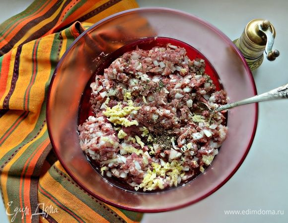 Соединить мясной фарш с луком, чесноком и специями, хорошо перемешать, накрыть пищевой пленкой и поставить в холодильник.