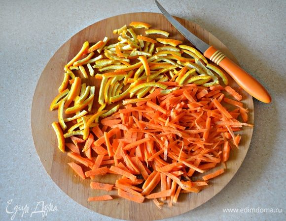 Цедру апельсина и очищенную морковь нарезать тонкими брусочками. Отварить цедру апельсина и морковь 10 минут в воде с ложкой сахара. Воду слить.