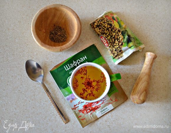 Шафран растворить в небольшом количестве воды.