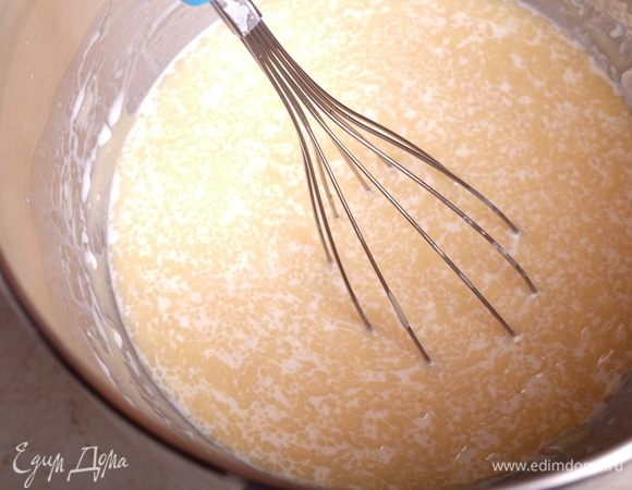 Добавить яйцо и теплое молоко, перемешать венчиком.