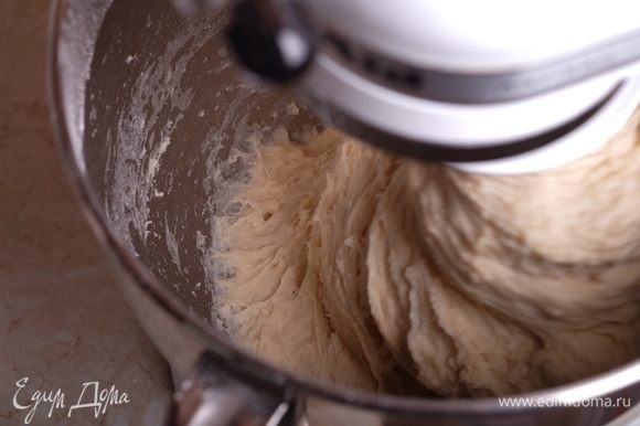 Постепенно добавляя просеянную муку, начать замешивать тесто. Добавить соль.