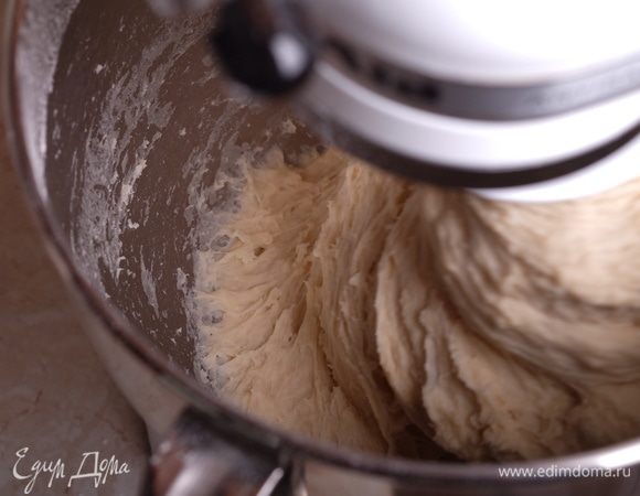 Постепенно добавляя просеянную муку, начать замешивать тесто. Добавить соль.