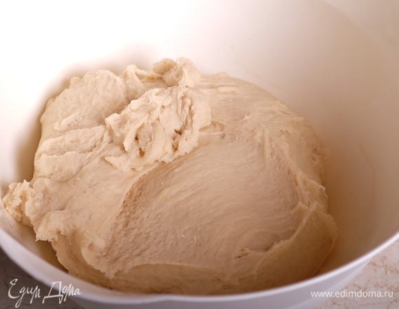 Тесто замешивать вручную или в кухонной машине, тесто нужно месить не менее 8 минут. В итоге оно получается гладкое, эластичное.