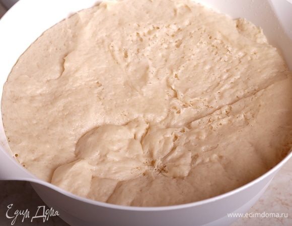 Переложить его в смазанную оливковым маслом большую чашу и поставить в теплое место на 2-3 часа. Тесто должно увеличиться втрое.