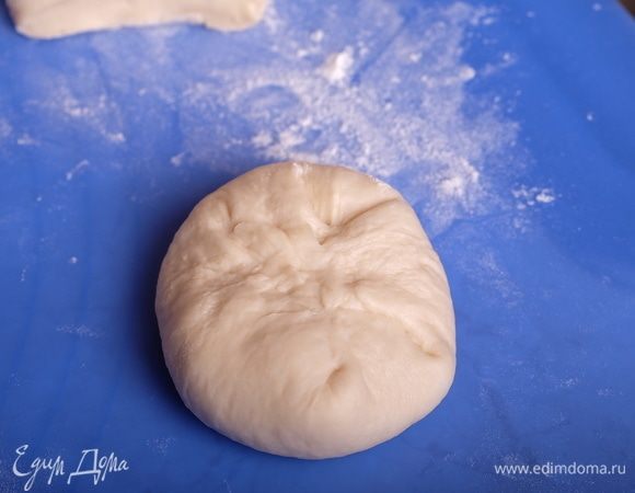 Каждую часть хорошо размять рукой, затем собрать в «узелок».