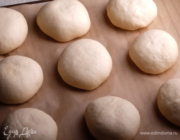 Выложить заготовки на противень, накрыть пищевой пленкой и дать подняться в теплом месте еще 1 час.