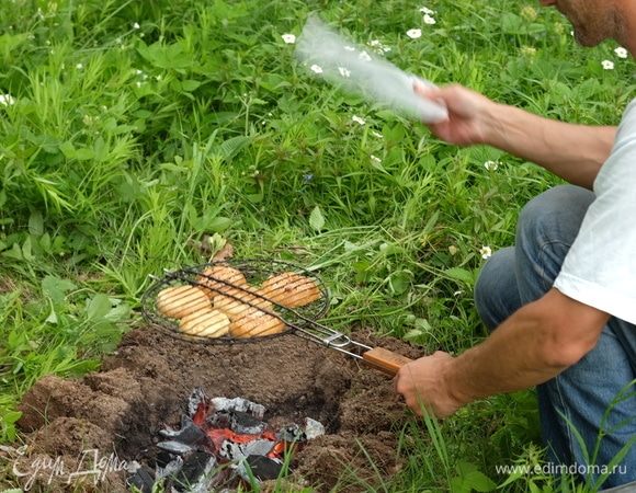 Булочки разрезать пополам, немного поджарить их на решетке.