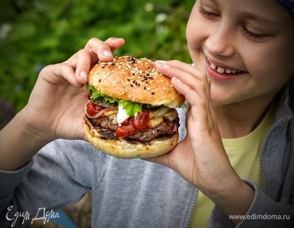Особенно такому бургеру радовалась моя дочка Катя. :) Домашний бургер — это очень вкусно, сытно, и иногда — очень даже можно!