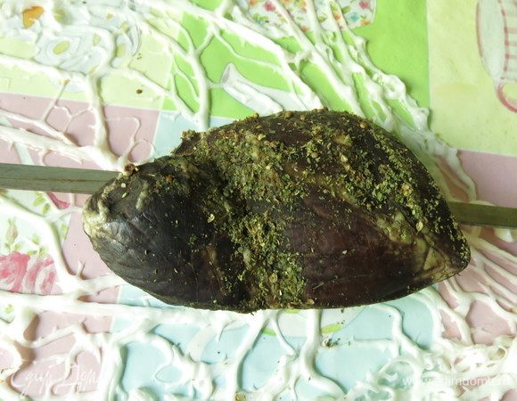 Обваливаем кусочек сердца в пряностях, даем немного замариноваться и заворачиваем в сетку.