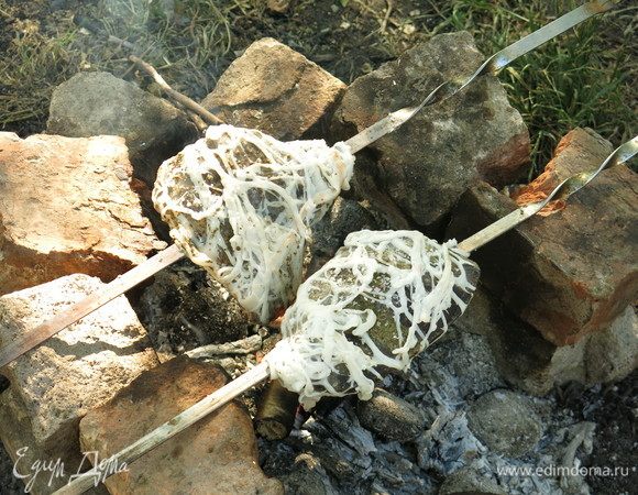 Обжариваем на углях, пока жир растопится и сердце покроется корочкой. 