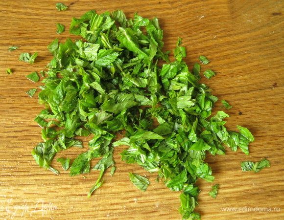 Нарезаем мяту — листики и верхушки.