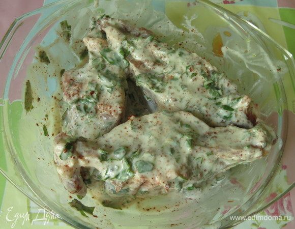 Кладем в маринад баранину на кости на пару часов.