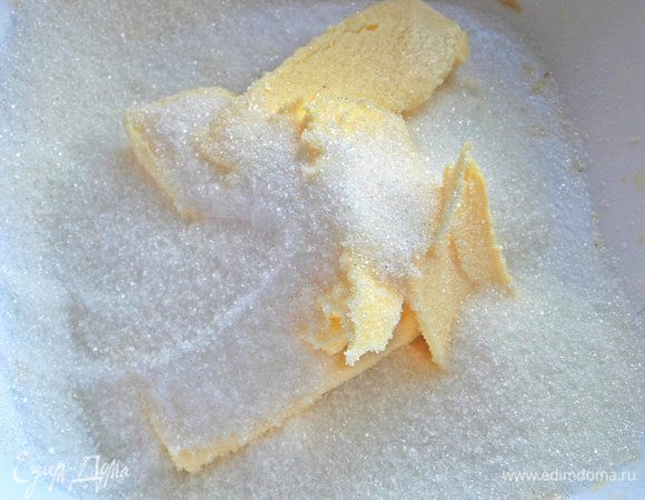Растереть мягкое масло с сахаром и ванилью.