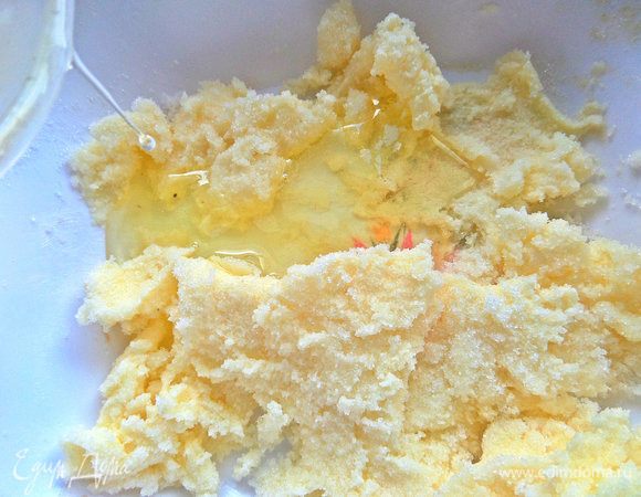 Вбить яйцо или, как я, добавила белки, оставшиеся от сырных палочек (можно все три).