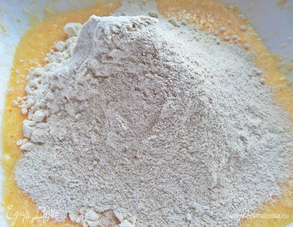 Всыпать оба вида муки с разрыхлителем и солью.