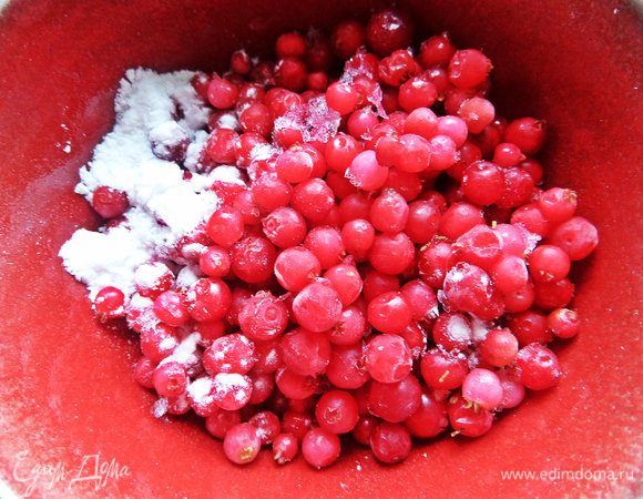 Бруснику соединить с крахмалом.