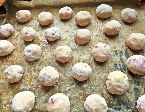 Скатать шарики и расположить на смазанном пергаменте на противне.