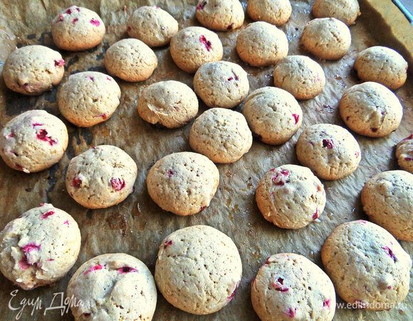 Выпекать 20 минут при 180°С или смотрите по своей духовке. У меня духовка любительница низ зажарить, а верх ленится. :)