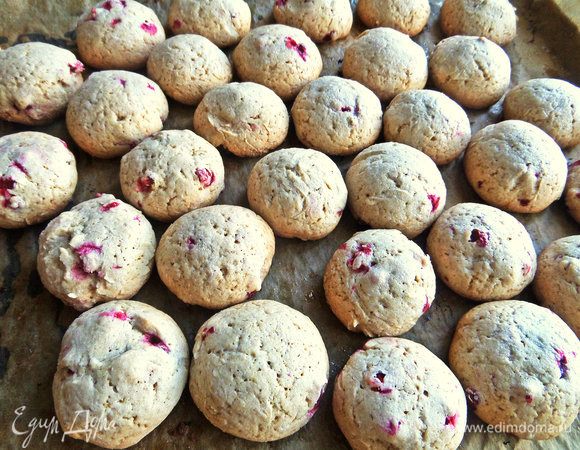 Никогда не знаешь, как поведет тесто в духовке. Здесь печенье особо не растеклось, а превратилось на подобие пряничков.