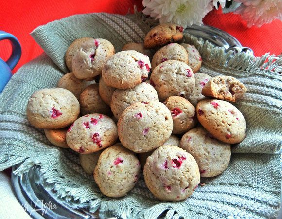 Пересыпаем на тарелку печенье, похожее на прянички.