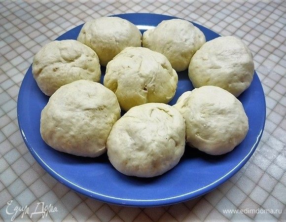 Тесто разделим на ровные шарики по количеству начинки.