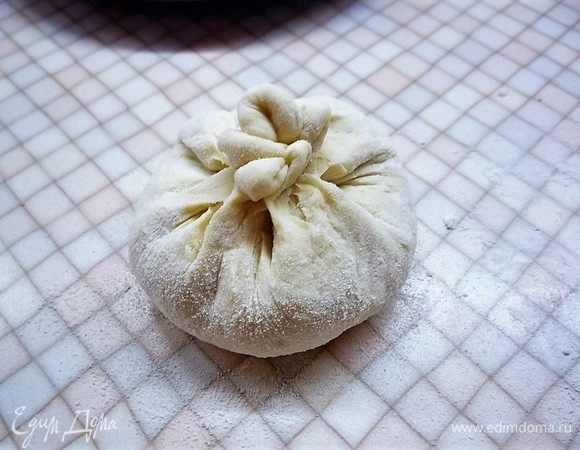 Защипываем лепешку, собрав края теста вверху.