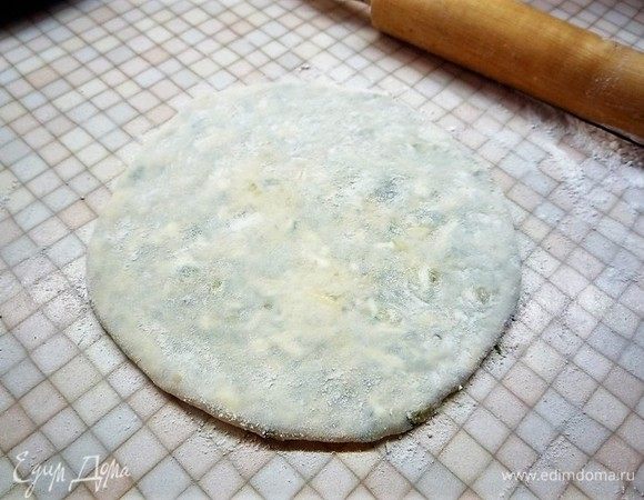 Раскатываем скалкой до размера сковороды, на которой будете жарить хычины.