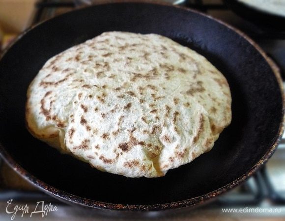 Хорошо разогреваем сковороду (маслом не смазываем) и жарим хычины с обеих сторон до золотистого оттенка.