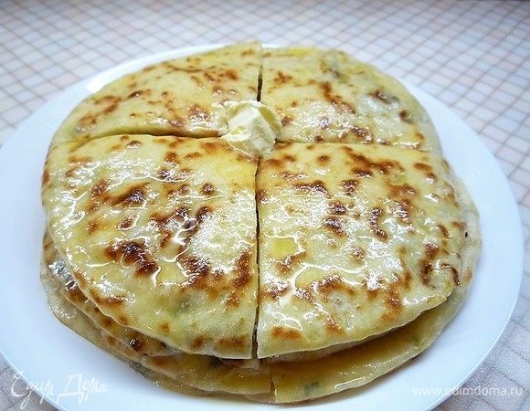 Готовые хычины складываем стопочкой, промазывая каждый растопленным сливочным маслом. Когда будут пожарены все, то разрезаем стопочку на четыре части.