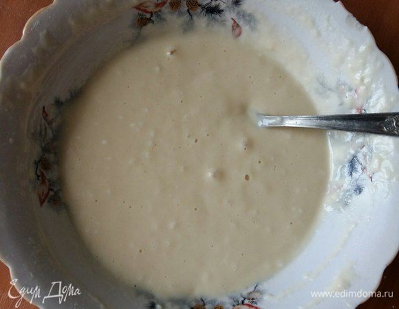 Сделаем кляр. Для этого смешаем в чашке яйцо, соль, воду и муку с разрыхлителем. Все тщательно перемешаем. 