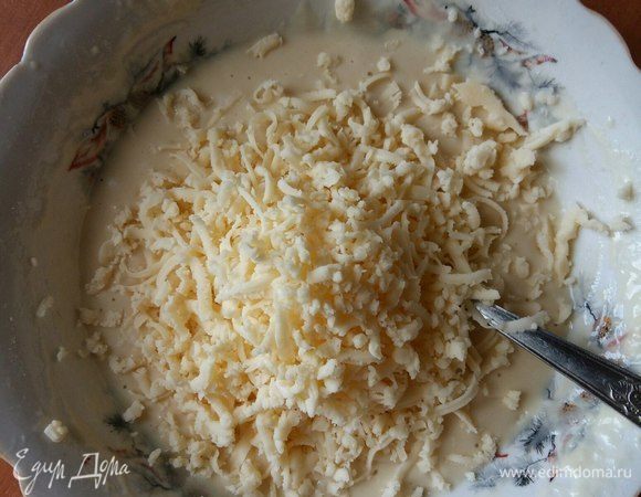Добавим сыр, натертый на мелкой либо средней терке. Перемешаем. 
