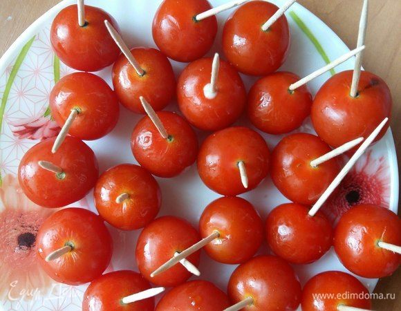 Подготовим помидорки для обжарки. Для этого их проткнем зубочисткой.