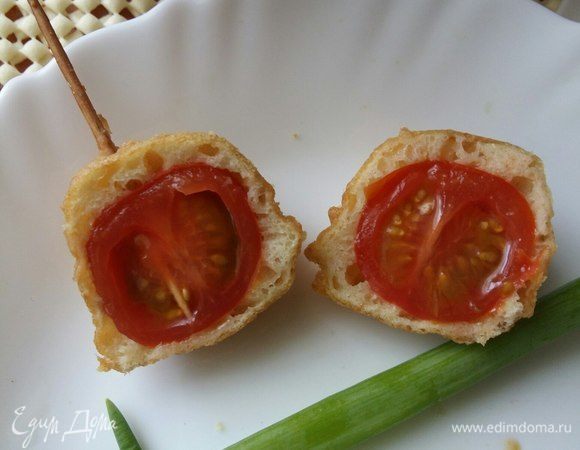 Кляр воздушный, а помидорки не потеряли свою сочность. 