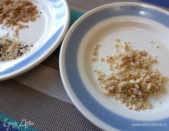 Орехи (у меня грецкие и кедровые) размять в крошку. Еще я взяла кунжут и домашние панировочные сухари от булочки.