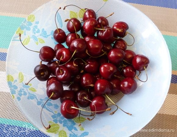 Черешню берем с черешками. Помоем и хорошо обсушим.