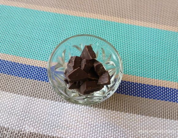 В микроволновке растопим черный шоколад. Каждую черешенку макаем в шоколад, а затем обваляем в ореховой крошке или в кунжуте, или в панировочных сухарях. 