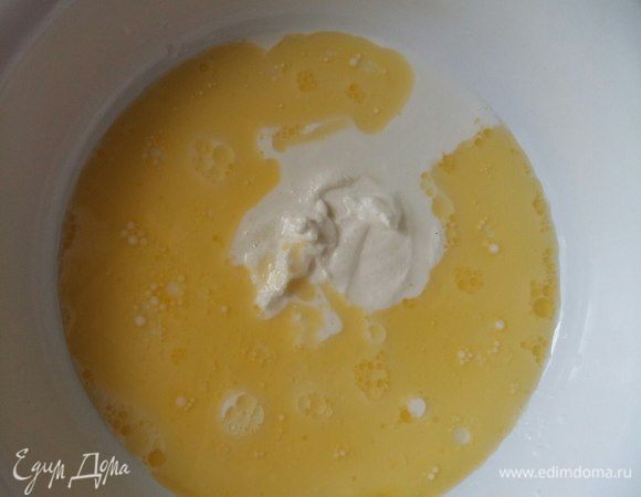 Заведем тесто. Смешаем в чашке растопленное сливочное масло, добавим к нему молоко, сметану, соль. Перемешаем.