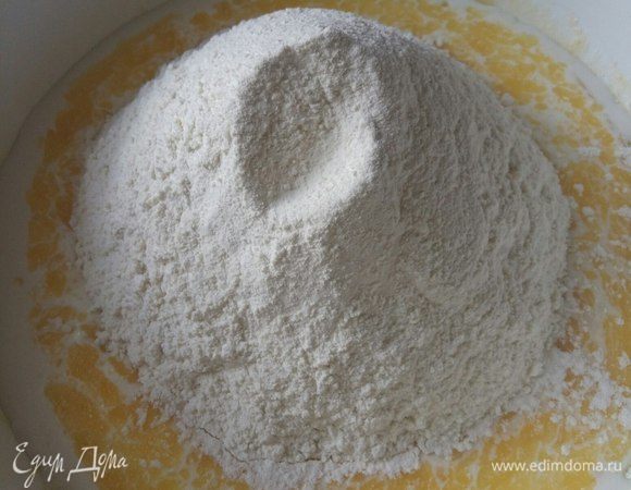 Добавим просеянную муку с разрыхлителем.