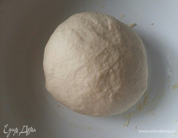 И замесим тесто. Оно должно быть упругим и не липнуть к рукам. Мне понадобилось 600 г муки. Оставим отдохнуть минут на 15-20. 