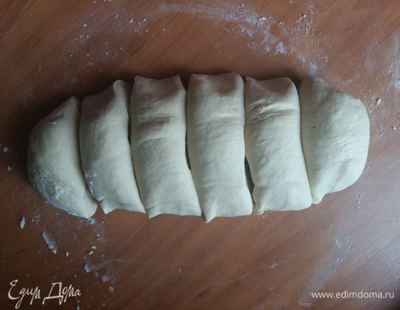 Затем разделим тесто на несколько частей. 