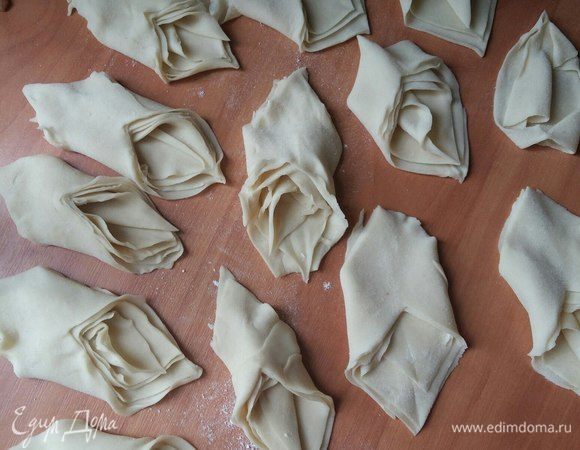 Берем каждый кусочек будущей пахлавы и немного разворачиваем, придавая слоистость.