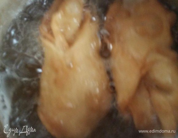 Жарим во фритюре до золотистого цвета пахлавы.